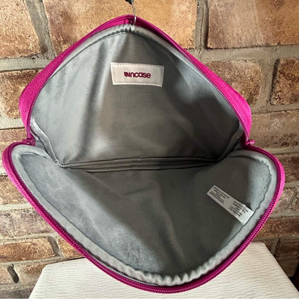 INCASE Neoprene Classic 13” Laptop/Tablet Sleeve - Picture 6 of 12